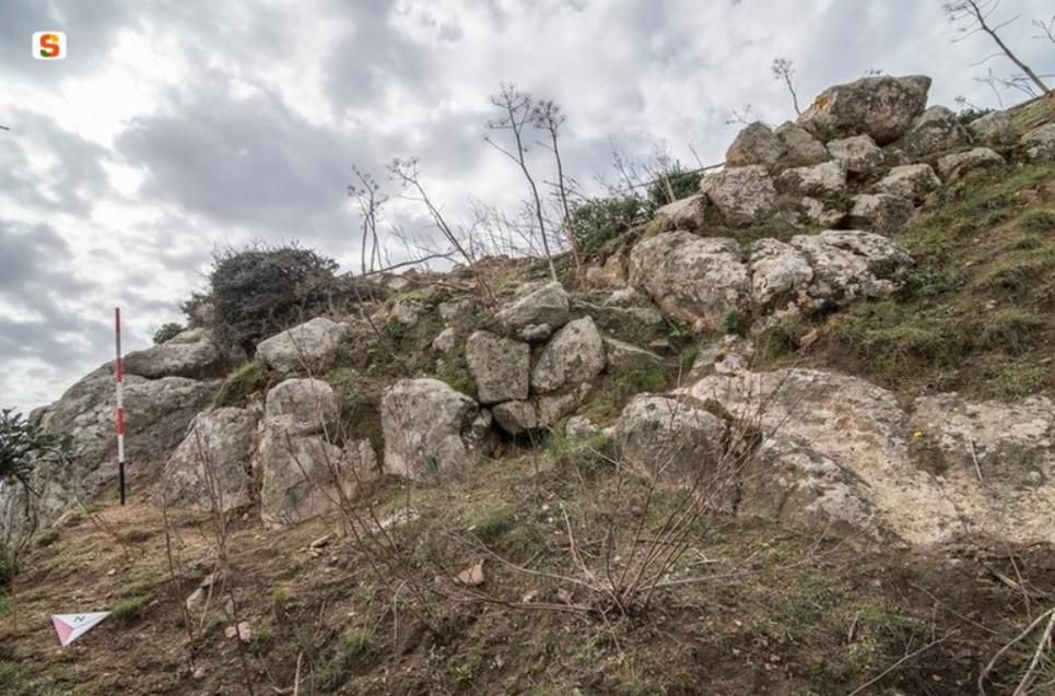 Nuraghe Sa Rocca Su Casteddu (foto dal sito sardegnadigitallibrary.it)