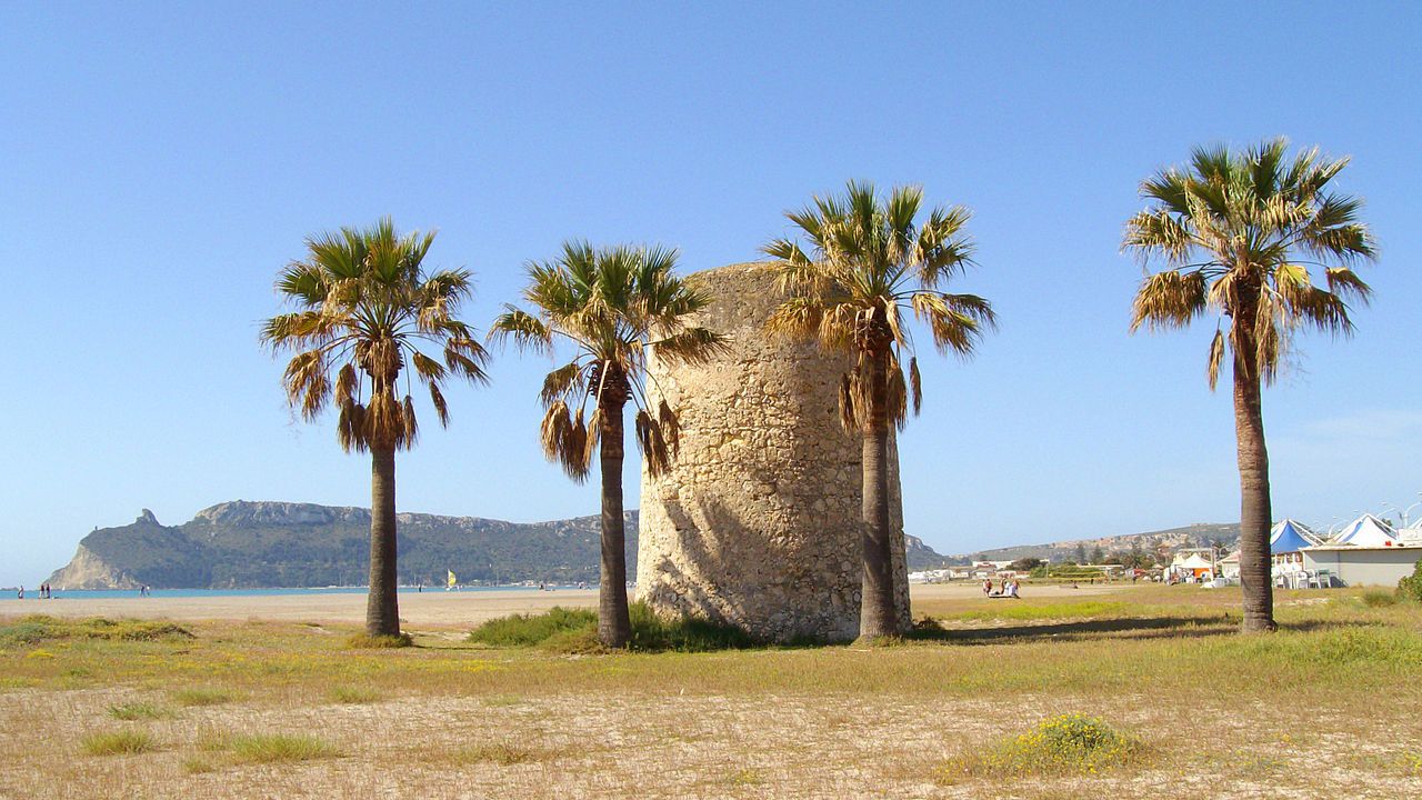 Torre di Mezza Spiaggia, località Poetto, Cagliari (foto dal sito Wikipedia)