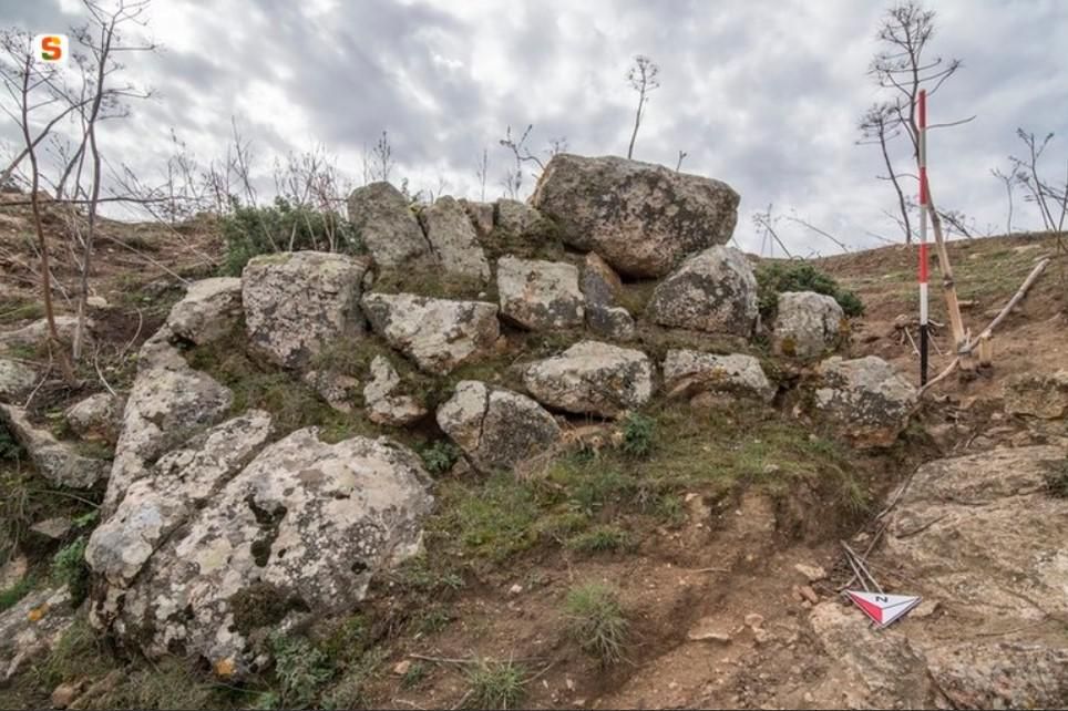 Nuraghe Sa Rocca Su Casteddu (foto dal sito sardegnadigitallibrary.it)